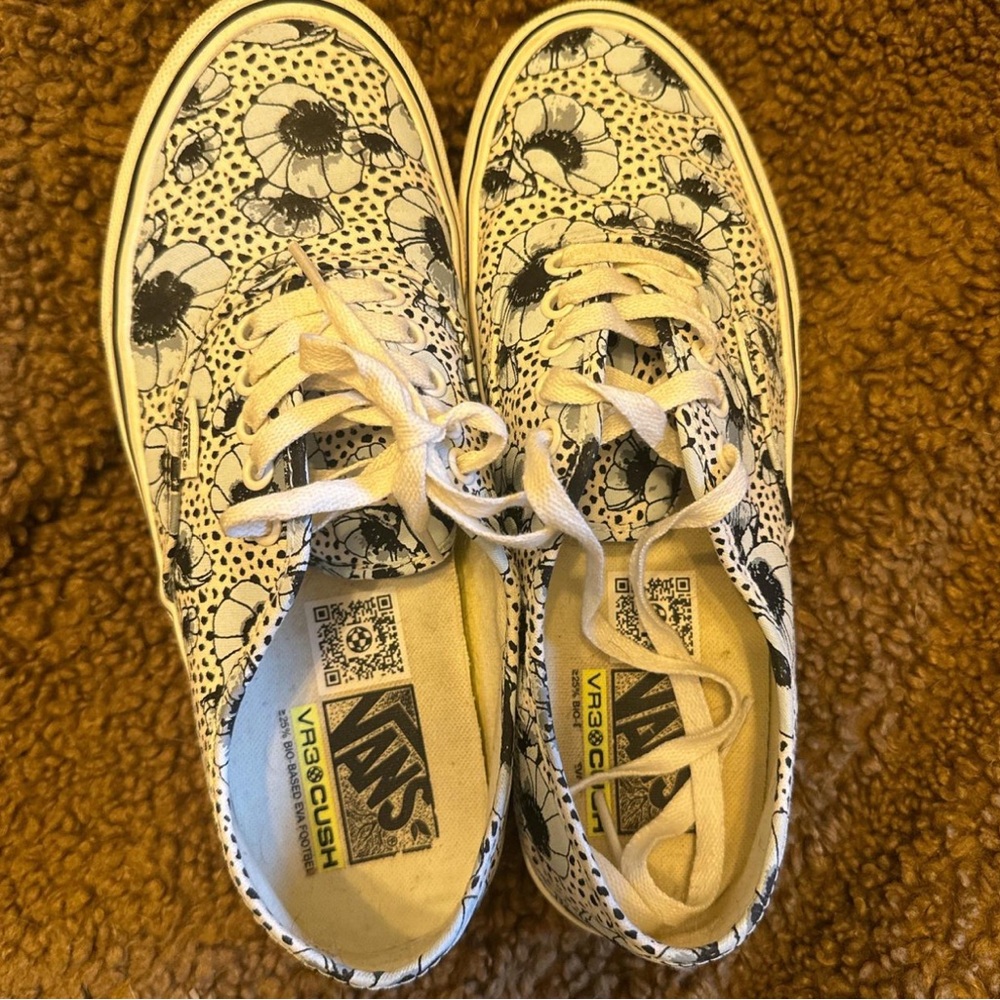 Vans size 9.5 women’s blue flowers VR3 CUSH bio-based worn once
